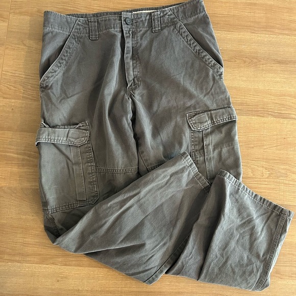 Men's Wrangler Relaxed Fit 32x30 Grey Cargo Pants - Picture 1 of 8